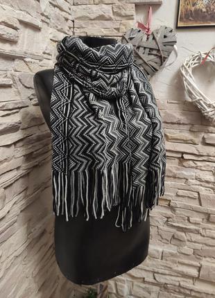 Стильний м'який шарф віскоза з гарним графічним орнаментом
