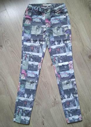 Джинси geisha прямі з принтом/жіночі брюки прямого крою з газетним принтом