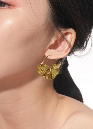 Креативные серьги с золоььм веером