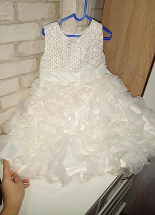Платье нарядное пышное на 3-4 года