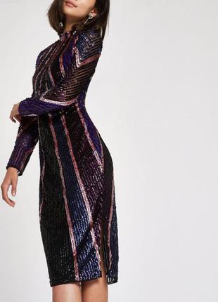 Облягаюче пурпурове сукню з високим коміром і паєтками