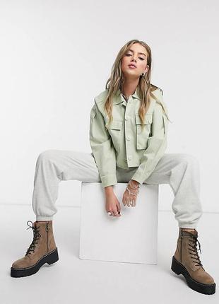 Зеленая джинсовая куртка с карманами bershka