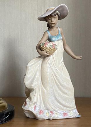 Порцелянова статуетка lladro «дівчина з кошиком квітів».