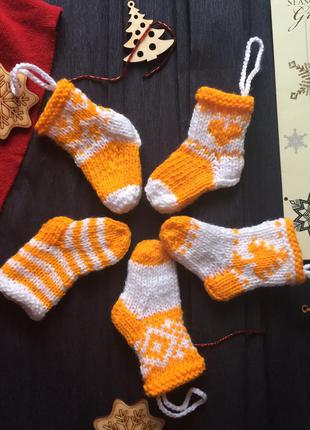 Новорічний декор в'язана шкарпетка на ялинку, новорічна іграшка на ялинку ручної роботи8 фото