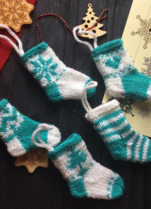 Новорічний декор в'язана шкарпетка на ялинку, новорічна іграшка на ялинку ручної роботи7 фото