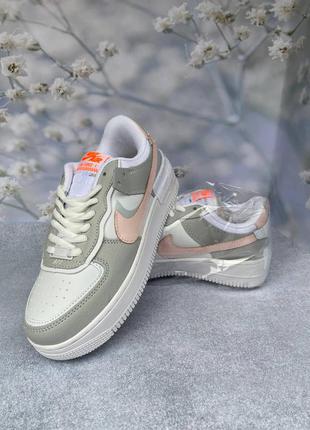 Женские демисезонные кожаные кроссовки низкие серые с розовым nike air force shadow🆕3 фото