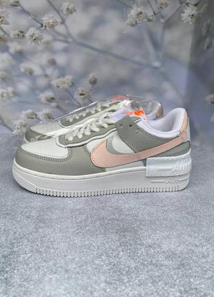 Женские демисезонные кожаные кроссовки низкие серые с розовым nike air force shadow🆕1 фото