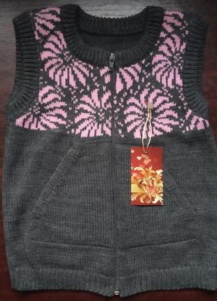 Вязаная детская жилетка