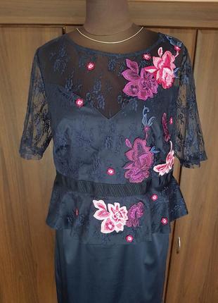 Шикарне темно-синє плаття з вишивкою