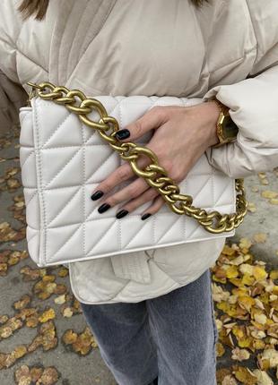 Молочная стеганая сумка zara с цепью