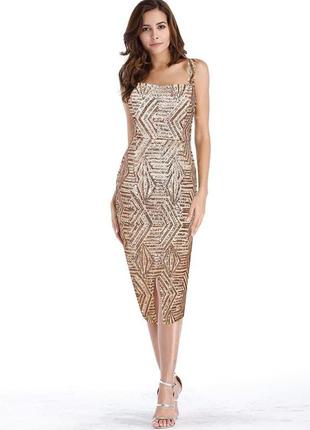 Ефектне жіноче плаття з розрізом