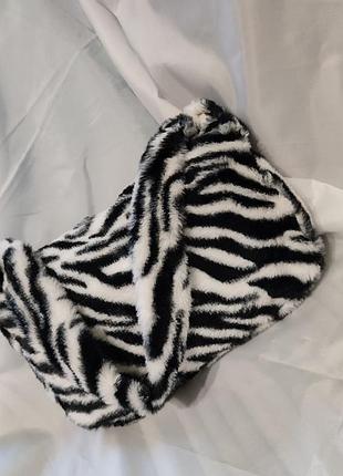 Меховая сумочка с зебровым узором