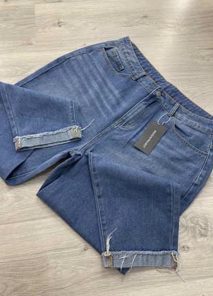 Круті джинси mom з необробленим низом