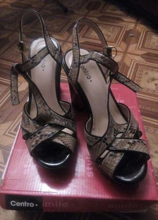 Босоніжки в зміїний принт є обмін