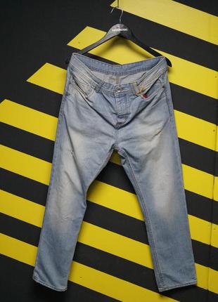 Плотные джинсы с потертостями и дырами