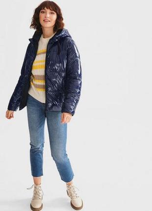 Стеганая синяя куртка c&a outerwear с современной лакированной отделкой для  холодов. германия