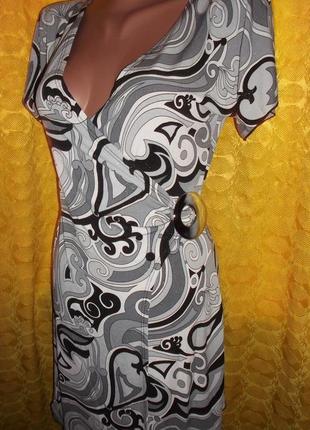 Стильное короткое платьес пряжкой xs-s orsay