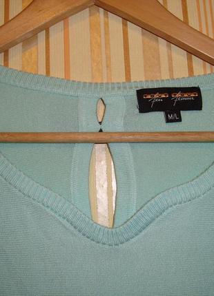 Стильний светр з оригінальною спинкою.4 фото