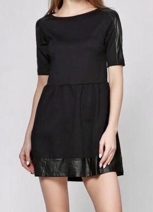 Сукня з шкіряними оздобленням