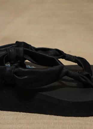 Очаровательные легчайшие открытые черные босоножки skechers yoga foam 35 1/2 р.( 23,5 см.)5 фото