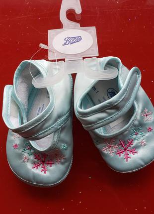 Boots новогодние пинетки для девочки 10 см стелька голубые со снежинками 3-6-9 м новые1 фото