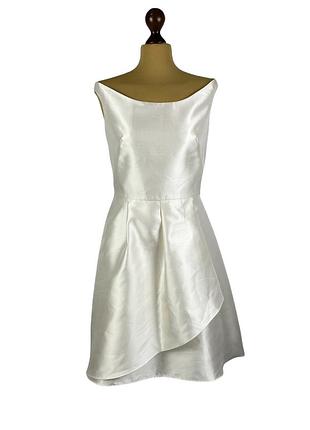 Красивое платье в жемчужном цвете,плотное,держит форму