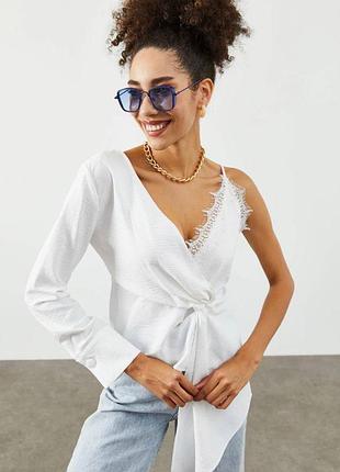 На одно плечо