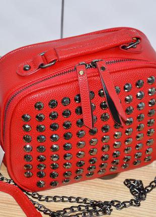 Червона жіноча сумка з камінням на плече з ланцюжком, новинка сезону7 фото