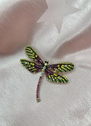Красивая брошь с цветными камнями стрекоза