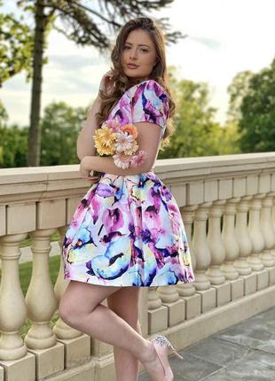 Модное короткое платье в цветочный принт1 фото