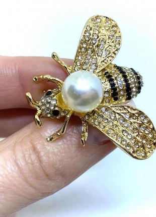 Красивая брошь пчелка с жемчужиной белой