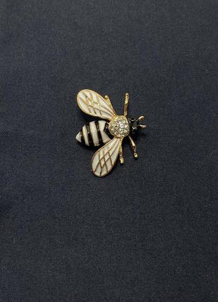 Брошь пчелка черно-белая золотистая1 фото