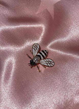 Брошь пчелка черно-белая золотистая4 фото