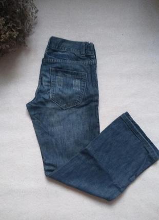 Стильные прямые джинсы