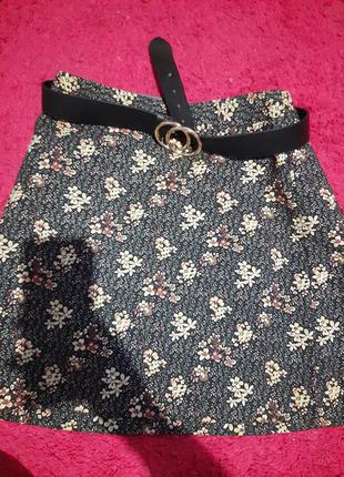 Отличная юбка в цветочный принт в новом состоянии