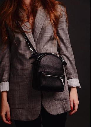 Сумка-рюкзак кожаная черная на пояс