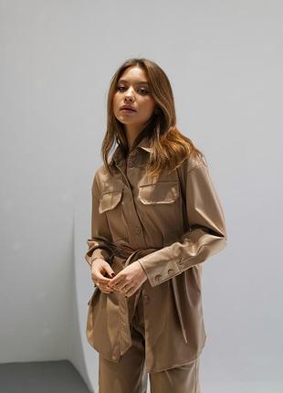 Рубашка из эко-кожи с карманами бежевая
