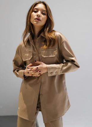 Рубашка из эко-кожи с карманами бежевая
