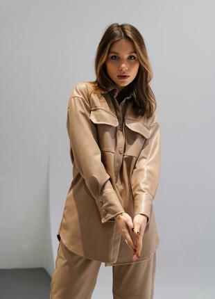 Рубашка из эко-кожи с карманами бежевая