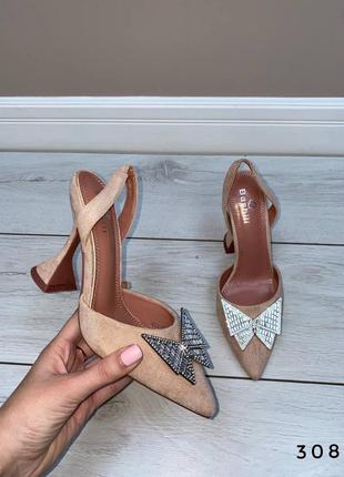 Туфлі з брошкою на підборах