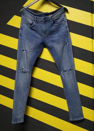 Стрейчевые зауженные джинсы с потертостями и дырами