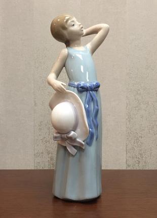 Фарфоровая статуэтка lladro «девушка с прической».