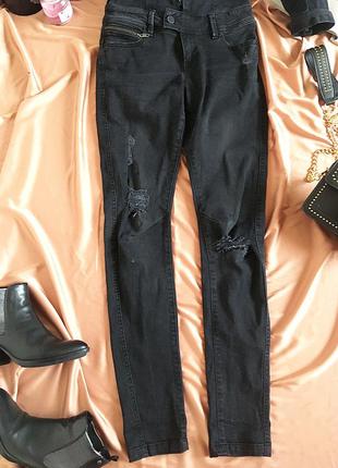 Шикарный джинсовый комбинезон с рваностями, принтом и вышивкой q/s by robin schulz5 фото