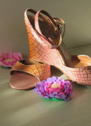 Босоножки на танкетке