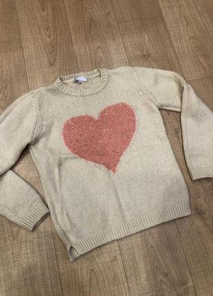 Бежевый свитер с сердцем1 фото
