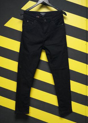 Завужені стрейчеві джинси з подертими колінами