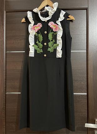 Красивое платье украшено цветами