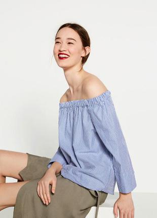 Голубая блуза в полоску zara cо спущенными плечами