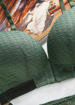 Комплект жіночої нижньої білизни зеленого кольору застібка спереду4 фото