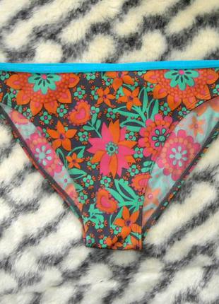 Купальні плавки з квітковим принтом
